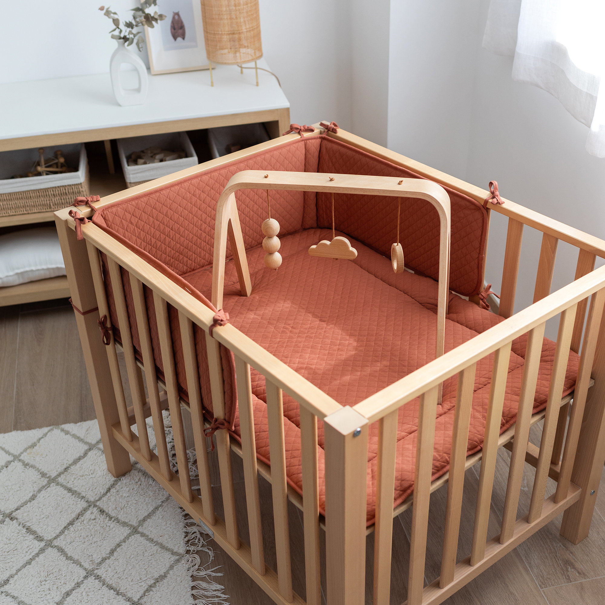 Tour de lit et parc Pady quilted jersey 30x180cm QUILT Brick[AWARENESS]